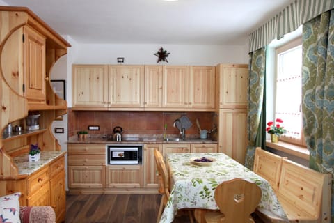 Kitchen or kitchenette, Dining area, dishwasher, minibar, stove, toaster