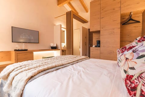 Bed, TV and multimedia, Photo of the whole room, Evening entertainment, Bedroom, wardrobe