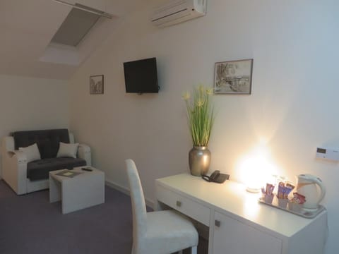 Coffee/tea facilities, Seating area