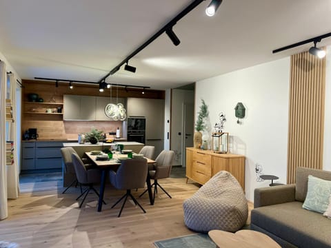 Kitchen or kitchenette, Living room, Seating area, Dining area
