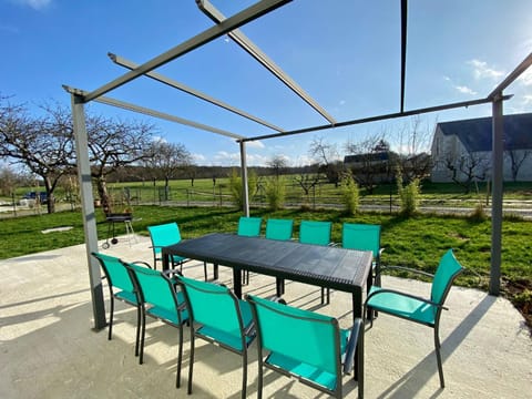 Patio, Spring, Day, Garden, Dining area, Garden view