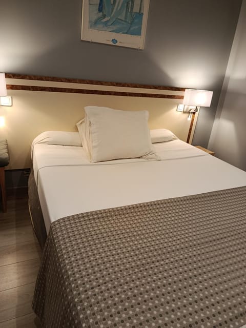 hotel azur Hotel in Paris