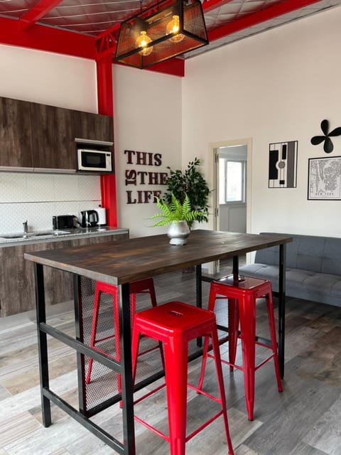 Kitchen or kitchenette, Dining area