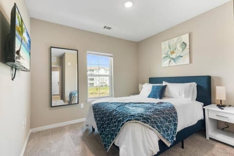 Sophisticated 3BD/2BA Retreat: Pool, Gym, Laundry Apartment in Melbourne