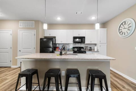 Sophisticated 3BD/2BA Retreat: Pool, Gym, Laundry Apartment in Melbourne