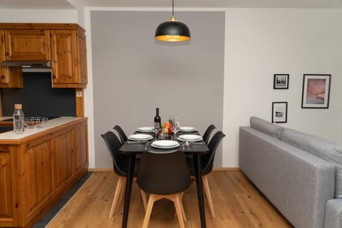 Kitchen or kitchenette, Living room, Seating area, Dining area