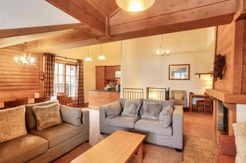 Bed, Living room, Bedroom, fireplace, kitchen