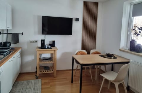 TV and multimedia, Coffee/tea facilities, Kitchen or kitchenette, Dining area, stove, toaster