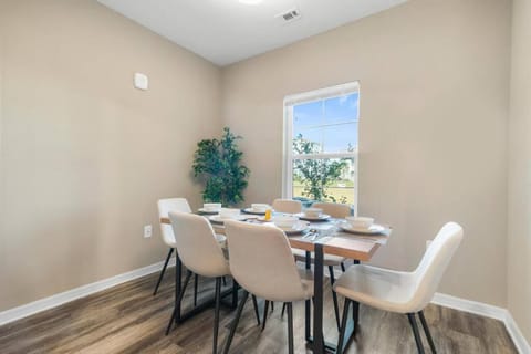 Chic 2 BD/2 BA Condo: Serene Escape in Melbourne Apartment in Melbourne