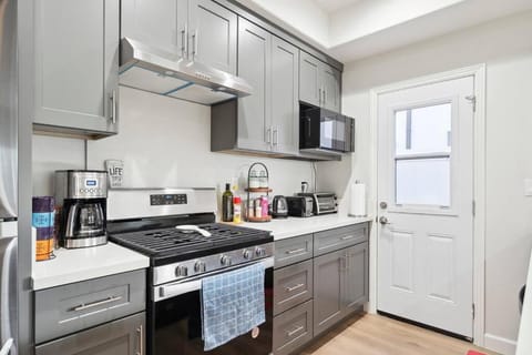 Incredible Value for 12 guests, New 3BR Home by Disneyland, Knott's, Beach House in Midway City