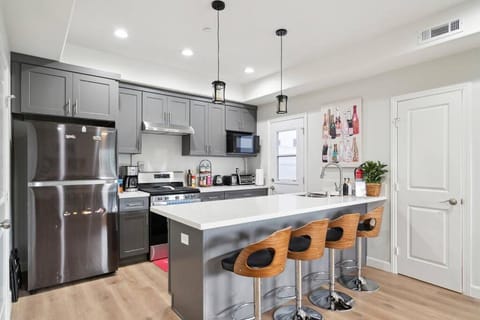 Incredible Value for 12 guests, New 3BR Home by Disneyland, Knott's, Beach House in Midway City