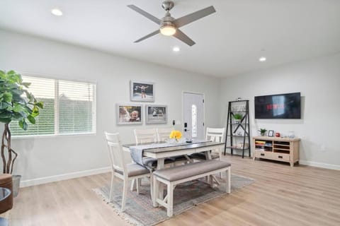 Incredible Value for 12 guests, New 3BR Home by Disneyland, Knott's, Beach House in Midway City