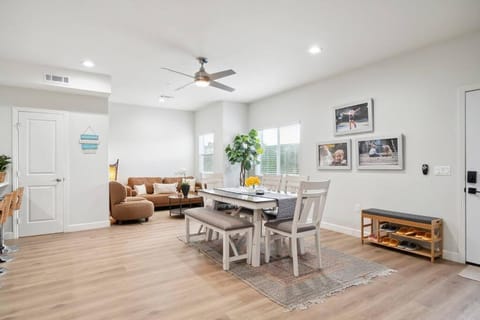 Restaurant/places to eat, TV and multimedia, Living room, Dining area, fireplace