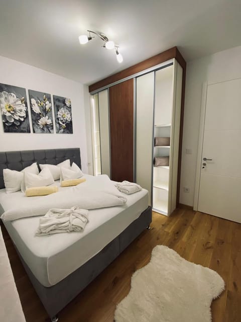 Bed, Bedroom, towels