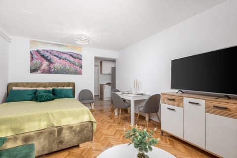 Bed, TV and multimedia, Seating area, Bedroom