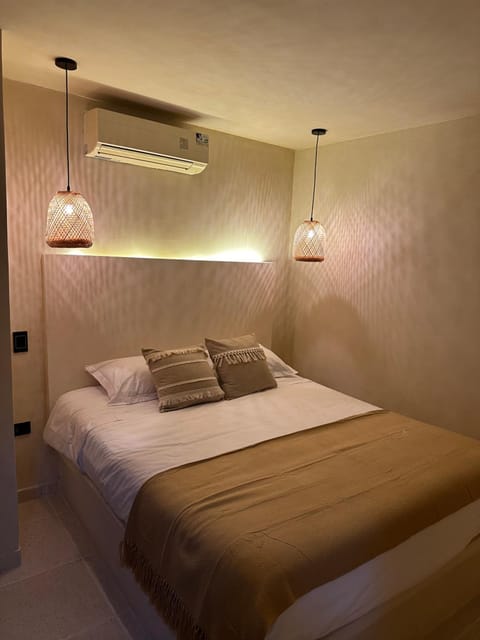 Bed, Photo of the whole room, Bedroom, air conditioner