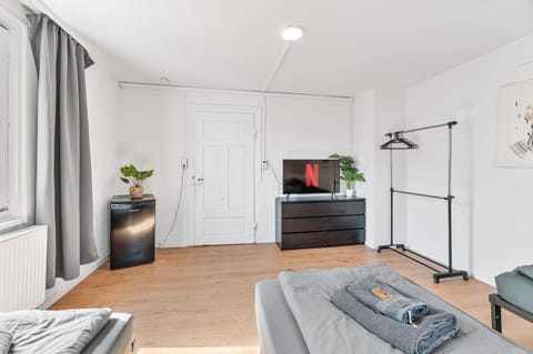 Bed, TV and multimedia, Photo of the whole room, Bedroom