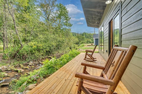 Follies Cottage, Pickleball Court, Creek, WIFI, Mountain Views, Starting at 79" House in Jenkins Mill