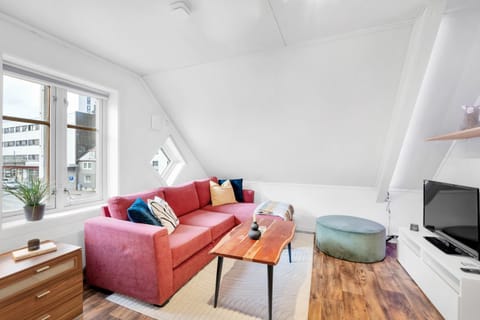 Communal lounge/ TV room, TV and multimedia, Living room, Seating area