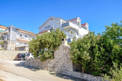 Property building, Patio, Facade/entrance, Day, Balcony/Terrace, Parking