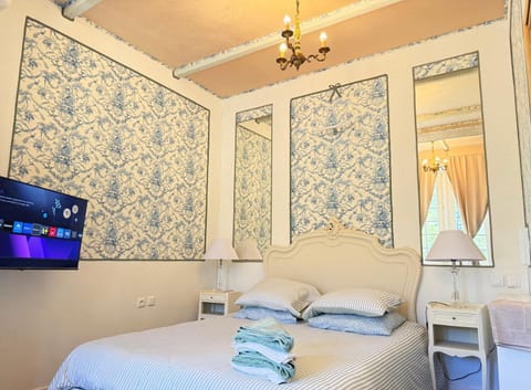 Bed, TV and multimedia, Photo of the whole room, Bedroom, towels