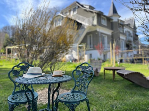 Property building, Patio, Spring, Day, Natural landscape, Garden, Dining area, Garden view