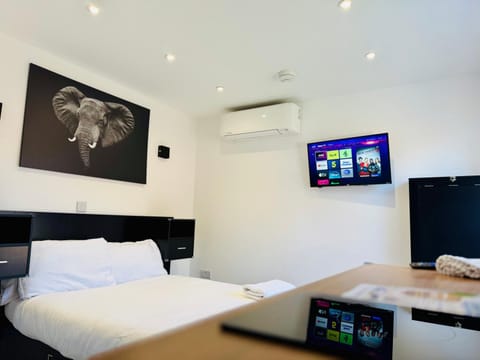 Bed, TV and multimedia, Photo of the whole room, Evening entertainment, Bedroom, air conditioner
