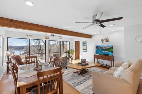 Lakefront Home Serene Views & Deck Near Mammoth Cave House in Kentucky