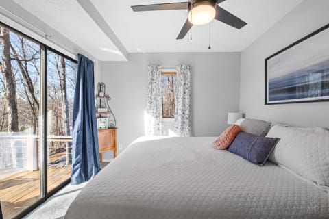 Lakefront Home Serene Views & Deck Near Mammoth Cave House in Kentucky