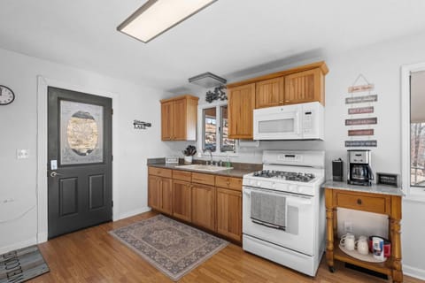 Lakefront Home Serene Views & Deck Near Mammoth Cave House in Kentucky