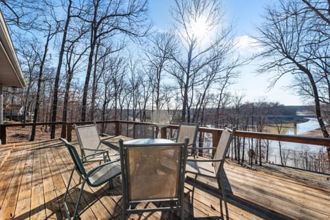Lakefront Home Serene Views & Deck Near Mammoth Cave House in Kentucky