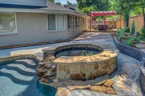 Entire Cozy Getaway with Pool House in Norman