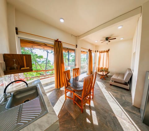 Kitchen or kitchenette, Living room, Sea view, internet, microwave