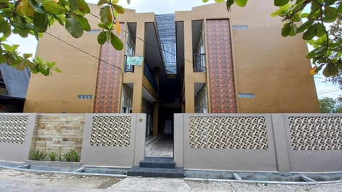 Facade/entrance