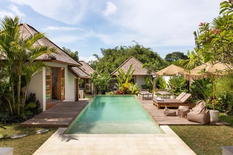 Facade/entrance, Swimming pool