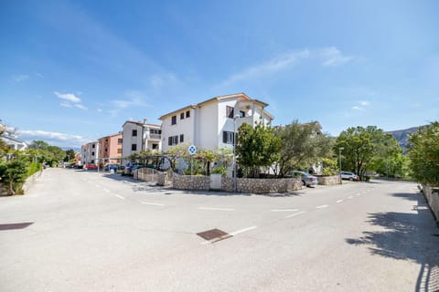 Galerie-Apartment 400 Meter zum Strand Apartment in Lika-Senj County