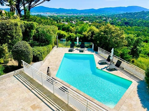Swimming pool, sunbed