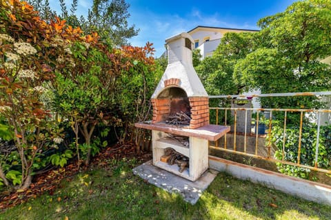 200 Meter zum Strand mit Klima, WiFi Apartment in Lika-Senj County