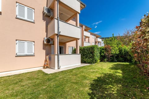 200 Meter zum Strand mit Klima, WiFi Apartment in Lika-Senj County