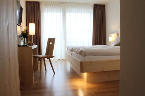 Bed, Seating area