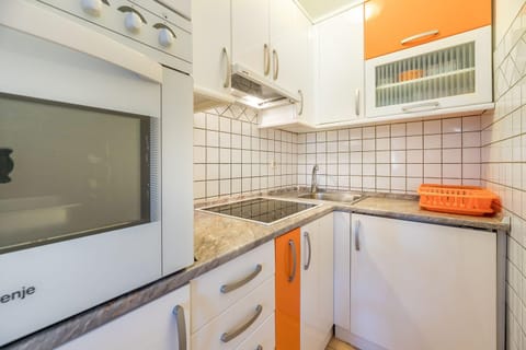 Nur 350 Meter zum Strand mit Meerblick Apartment in Lika-Senj County