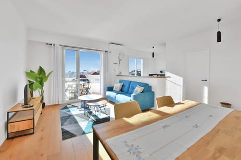 TV and multimedia, Balcony/Terrace, Living room, Seating area, Dining area