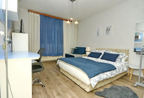 Photo of the whole room, Bedroom