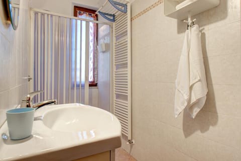 Shower, Toilet, Bathroom, bidet, towels