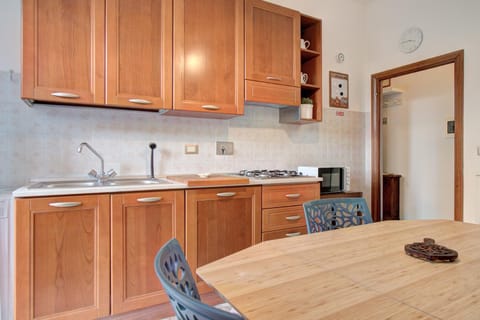 Kitchen or kitchenette, minibar