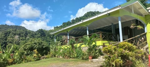 Property building, Facade/entrance, Garden, Garden view, Garden view