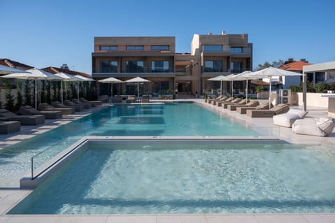 Property building, Day, Swimming pool, Swimming pool, sunbed
