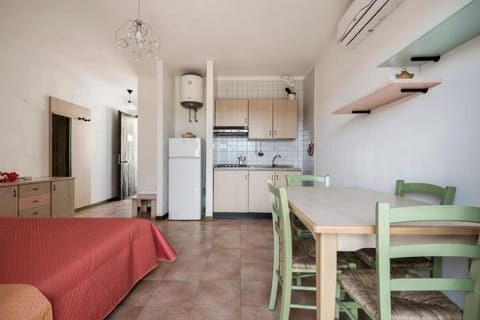 Kitchen or kitchenette, Dining area, minibar, oven, pet friendly, stove