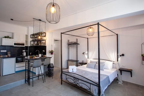 Bed, Kitchen or kitchenette, Dining area