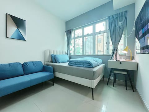 Bed, TV and multimedia, Photo of the whole room, Bedroom